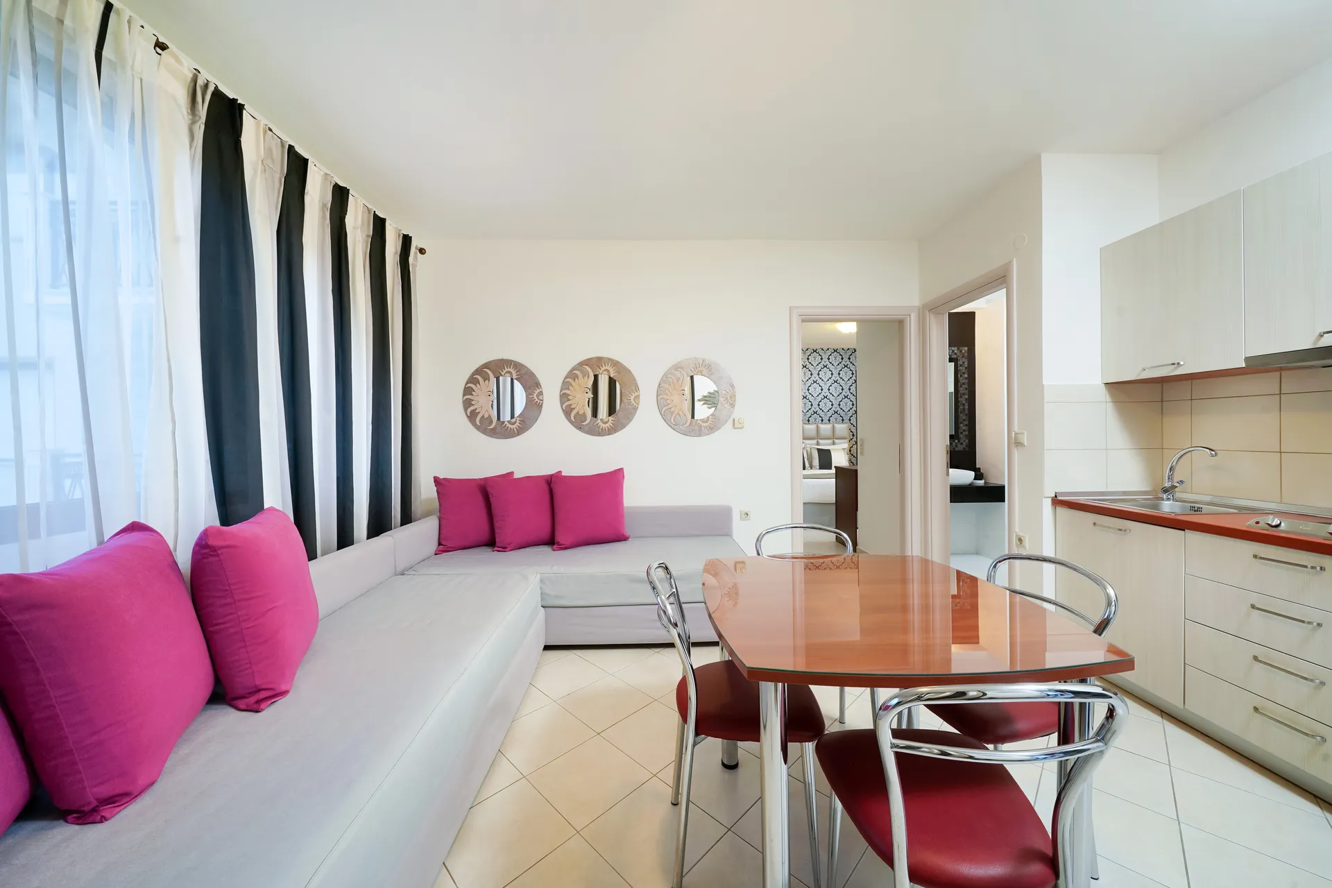 Tiara Holidays - MaryAn Luxury Apartments - Deluxe Suite 1st floor - dnevna soba i kuhinja